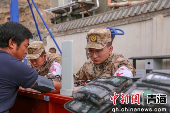 图为军医为村民测量血压。 罗元凯摄