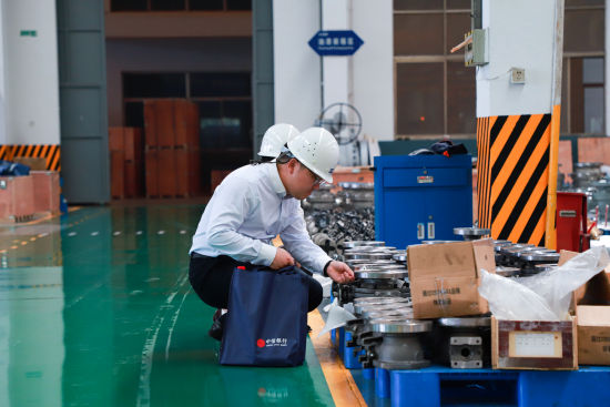 图为中信银行南京分行辖内盐城分行客户经理在车间实地调查，为客户提供授信支持，助力客户做大做强，拓展海外市场。中信银行供图