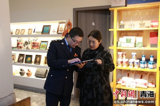 图为税务干部深入企业宣传辅导税费优惠政策。 闹文求占 摄