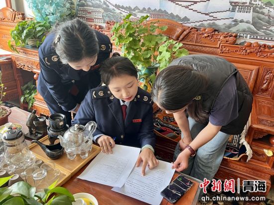 图为“税费管家”服务团队深入走访企业。 高连辰摄