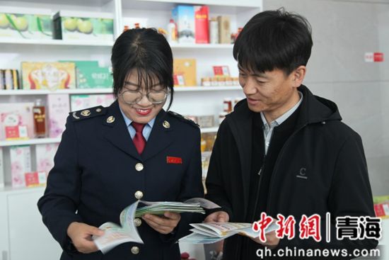 图为海东工业园区税务局“小秦帮您帮”税收宣传团队成员深入ag娱乐平台官方网站的介绍税收优惠政策。 杨生臻 摄 图为海东工业园区税务局“小秦帮您帮”税收宣传团队成员深入ag娱乐平台官方网站的介绍税收优惠政策。 杨生臻 摄