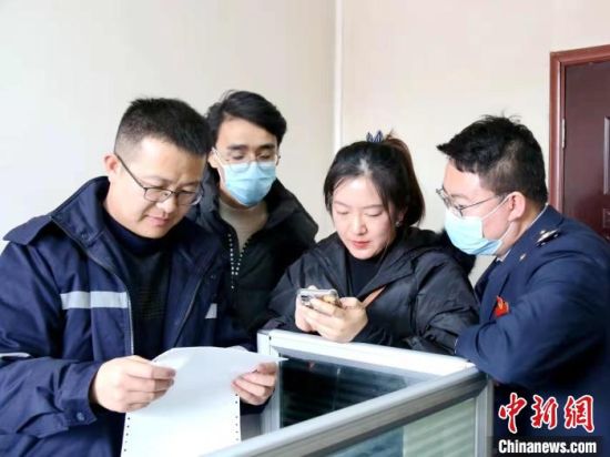 资料图为出口企业服务小分队“手把手”教操作。　段歆 摄