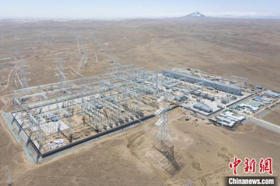 图为位于青海省海南州塔拉滩的红旗750千伏输变电工程施工现场。董庆芳 摄