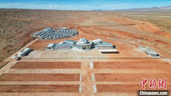 图为无人机航拍景区全貌。大柴旦红崖火星地貌景区 供图