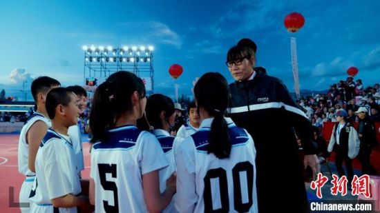 图为篮坛名宿郑海霞现场指导青少年练习篮球。余瑾 供图