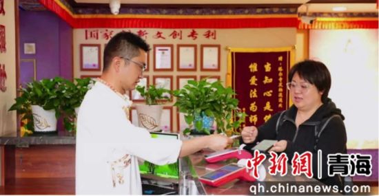 图为工行湟中支行在五星级酒店提供外卡受理服务。工行青海分行供图 图为工行湟中支行在五星级酒店提供外卡受理服务。工行青海分行供图