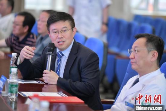 图为大连医科大学副校长、大连医科大学附属第一医院院长夏云龙(左)分享观点。唐孟焘 摄