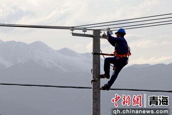 ͼϊ10��17�գ������ຣ�ƻ����繫˾��֯20������ȱ�����ຣʡ���ϲ���������ͬ���м����������·����ǰ���á�ӭ��ȶ���������ȷ��ⱥ�ڶ���ȡů�õ硣��������