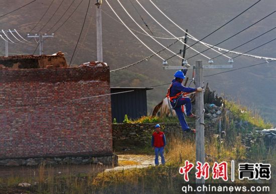 ͼϊ10��17�գ������ຣ�ƻ����繫˾��֯20������ȱ�����ຣʡ���ϲ���������ͬ���м����������·����ǰ���á�ӭ��ȶ���������ȷ��ⱥ�ڶ���ȡů�õ硣��������